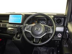 運転の際、常に目にする部分だけにシックで飽きのこないデザインが良いですね。 7