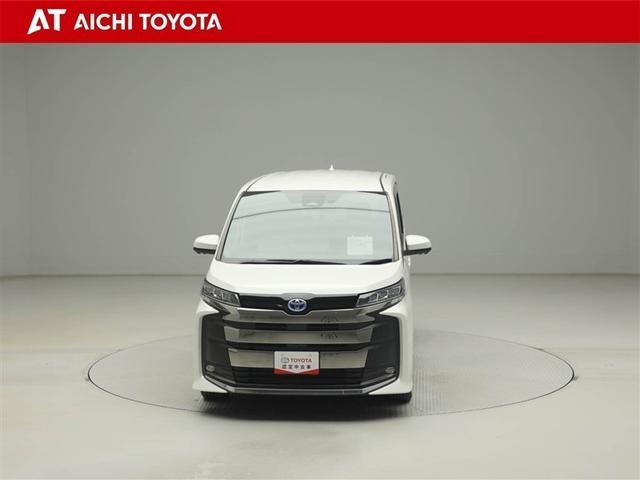 ノア ハイブリッドＳ－Ｚ　横滑り防止機能　エアバッグ　オートクルーズコントロール　地デジ　両側自動ドア　ダブルエアコン　スマートエントリー　ＬＥＤランプ　バックモニター　ＴＶ　３列シート　ＥＴＣ付き　ＡＢＳ　ＡＣ１００Ｖ（9枚目）