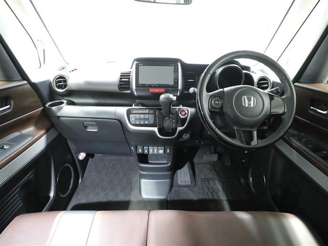 しっかりまとまった感のあるインパネ。各操作スイッチなども使いやすい位置に配置されていますよ。