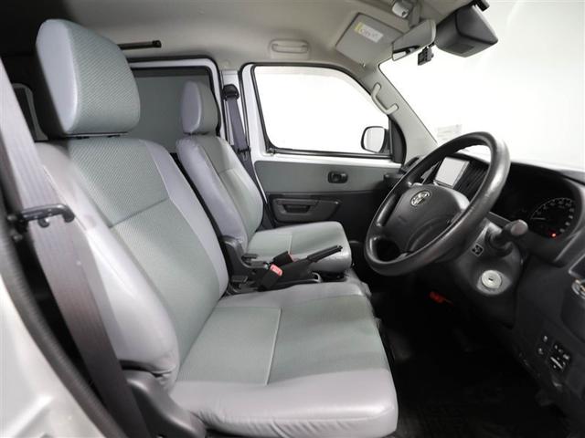 ゆったり室内で運転もしやすいです♪使い勝手の良い配置も考えられています！！