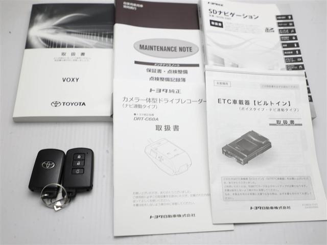 ヴォクシー Ｖ　左側パワースライドドア　ＬＥＤヘッドランプ　メモリーナビ　クルーズコントロール　ＤＶＤ再生　衝突回避支援　ＥＴＣ　スマートキー　ドラレコ　ＥＳＣ　リアエアコン　盗難防止システム　３列シート　ＡＢＳ（30枚目）