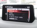こちらのお車には先進安全装備が多数搭載されています。衝突被害を回避あるいは軽減するためのブレーキや、後方死角からの接近警報、車線逸脱を防止する警報装置など、詳しくはスタッフまでお尋ねください。