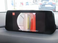 左ドアミラーにはサイドカメラを標準装備しています。運転席からでは確認が難しい左フロントタイヤ近辺をモニターへと映し出します。 6