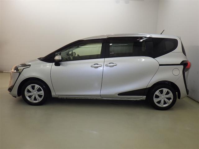 流れるようなボディラインが魅力的で乗降りしやすい車両です