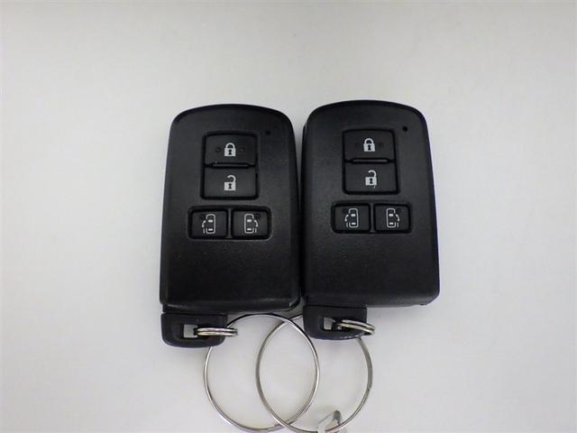 鍵がポケットの中でもドア開閉・エンジンスタートが可能な便利なスマートキーです！