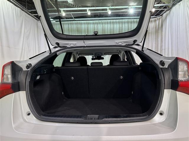 プリウス ＳセーフティプラスＩＩ　衝突被害軽減システム　メモリーナビ　ワンセグ　バックカメラ　ＥＴＣ　ドラレコ　ＣＤ　ミュージックプレイヤー接続可　オートクルーズコントロール　ＬＥＤヘッドランプ　スマートキー　キーレス　ハイブリッド（31枚目）