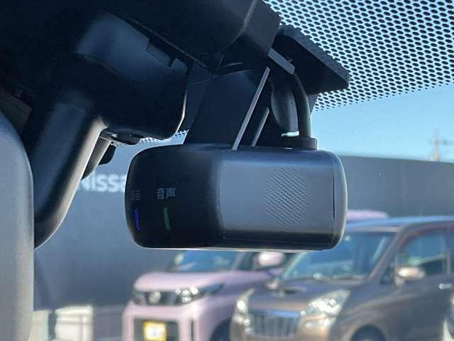 リーフ Ｘ　Ｖセレクション　９０周年記念車　プロパイロット　メーカーナビ　全周囲カメラ　全方位カメラ　ＬＥＤヘッドライト　インテリキー　レーンキープ　踏み間違い防止　ＥＴＣ　サイドカーテンエアバック　Ｂカメラ　ナビＴＶ（13枚目）