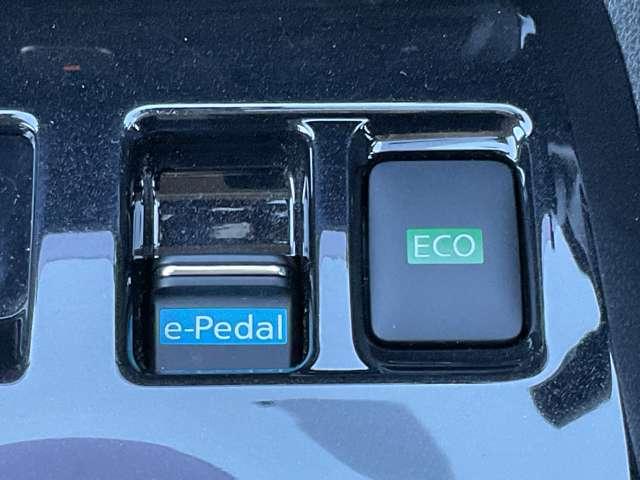 リーフ Ｘ　Ｖセレクション　９０周年記念車　プロパイロット　メーカーナビ　全周囲カメラ　全方位カメラ　ＬＥＤヘッドライト　インテリキー　レーンキープ　踏み間違い防止　ＥＴＣ　サイドカーテンエアバック　Ｂカメラ　ナビＴＶ（17枚目）