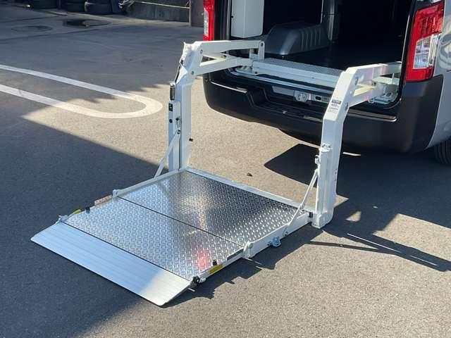 キャラバン 2.4 DX ロングボディ ディーゼルターボ 雹害車両 リフター装着車(2枚目)