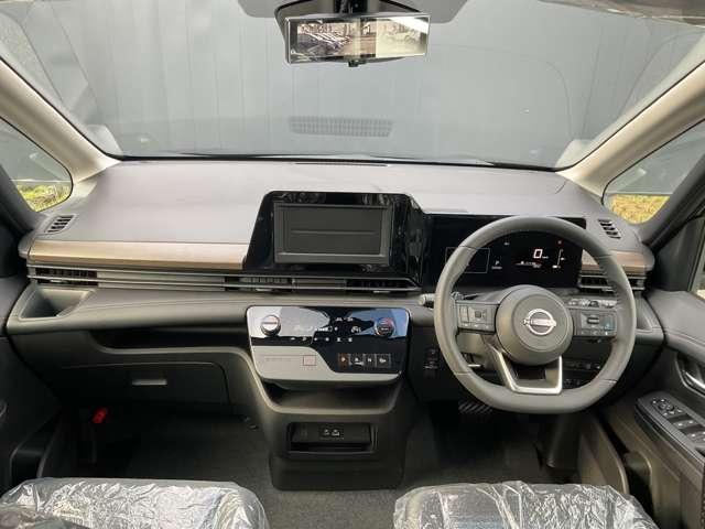 セレナ ２．０　ハイウェイスターＶ　雹害車両　プロパイロット　オーディオレス車　Ｗ電動スライド　レーダークルコン　レーンアシスト　ＬＥＤランプ　カーテンエアバッグ　アルミホイール　キーフリー　エアコン　バックカメラ　ＡＢＳ　禁煙　パワーウィンドウ　パワーステアリング　踏間違い防止（4枚目）