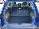 後部座席を前に倒すと広くなり、大きい荷物でも入るスペースができます。