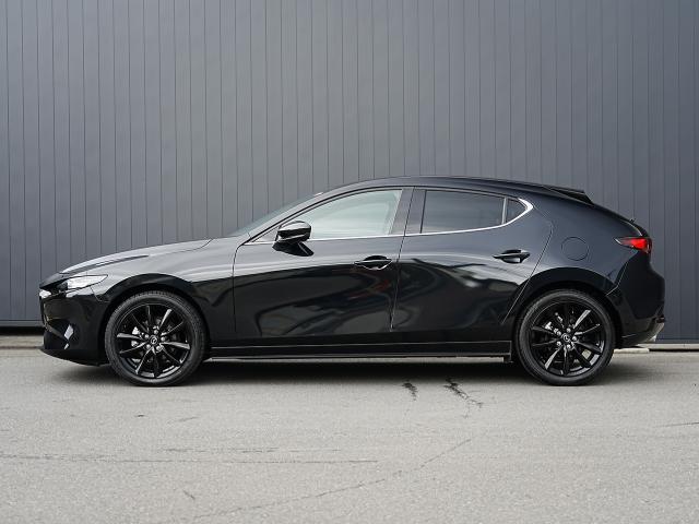ＭＡＺＤＡ３ファストバック １５Ｓ　ブラックセレクション　衝突被害軽減システム　アダプティブクルーズコントロール　全周囲カメラ　オートマチックハイビーム　電動シート　シートヒーター　バックカメラ　オートライト　ＬＥＤヘッドランプ　Ｂｌｕｅｔｏｏｔｈ（3枚目）