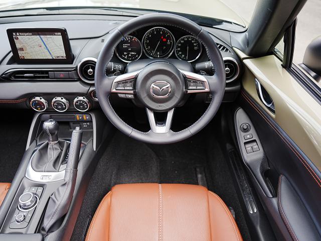 ロードスター ブラウン・トップ　衝突被害軽減システム　オートマチックハイビーム　革シート　シートヒーター　バックカメラ　オートクルーズコントロール　オートライト　ＬＥＤヘッドランプ　ＥＴＣ　Ｂｌｕｅｔｏｏｔｈ（4枚目）