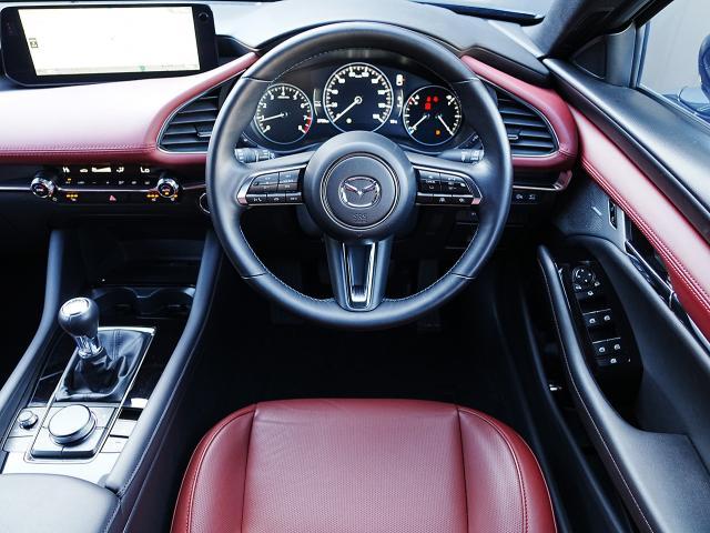 MAZDA3ファストバック 20S ツーリング 衝突被害軽減システム アダプティブクルーズコントロール 全周囲カメラ オートマチックハイビーム 革シート 電動シート シートヒーター バックカメラ オートライト LEDヘッドランプ Bluetooth(4枚目)