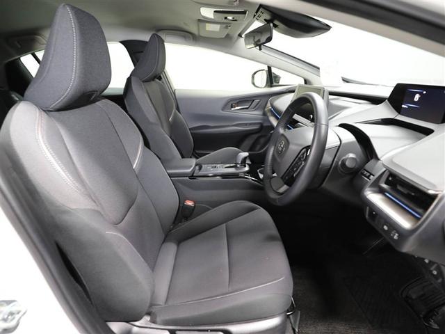 ゆったり室内で運転もしやすいです♪使い勝手の良い配置も考えられています！！