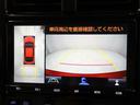 パノラミックビューモニターを装備。駐車場や交差点でクルマを真上から見るように周囲を確認できます。機能の詳細は販売店スタッフまでおたずねください。