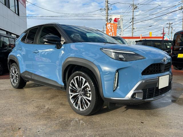 ヤリスクロス ハイブリッドＺ　アドベンチャー　純正ディスプレイオーディオ　ナビ　パノラマモニター　トヨタセーフティセンス　ＢＳＭ　パーキングサポートブレーキ　シートヒーター　ステアリングヒーター　ルーフレール　ＬＥＤヘッド　ハーフレザーシート（3枚目）