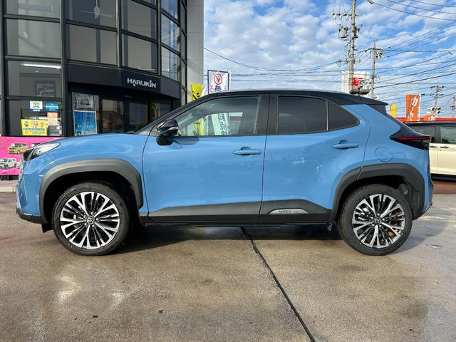 ヤリスクロス ハイブリッドＺ　アドベンチャー　純正ディスプレイオーディオ　ナビ　パノラマモニター　トヨタセーフティセンス　ＢＳＭ　パーキングサポートブレーキ　シートヒーター　ステアリングヒーター　ルーフレール　ＬＥＤヘッド　ハーフレザーシート（8枚目）