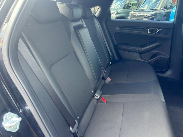 シビック ＬＸ　６速マニュアル　ホンダセンシング　純正ナビ　フルセグＴＶ　バックカメラ　ＥＴＣ２．０　プッシュスタート　スマートキー　運転席＆助手席シートヒーター　純正アルミ（16枚目）