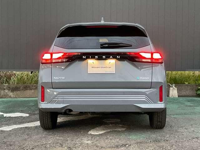 ノート １．２　Ｘ　※雹害車両　リアカメラ　衝突被害軽減ブレ－キ　全方位カメラ　ＬＥＤヘッドライト　レーンアシスト　インテリジェントキー　サイドカーテンエアバック　サイドカメラ　パワーウィンドウ　オートエアコン　キーレス　ＡＢＳ（8枚目）