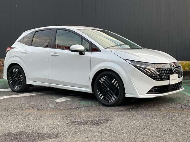 オーラ １．２　Ｇ　レザーエディション　※雹害車両／寒冷地仕様日産コネクトナビ／プ　追突防止　レーダークルーズ　車線逸脱警報装置　寒冷地仕様　ＬＥＤ　バックモニター　ＥＴＣ　インテリジェントキー　メモリーナビゲーション　ＡＷ　キーレスエントリー　オートエアコン　ＡＢＳ　サイドカメラ（5枚目）