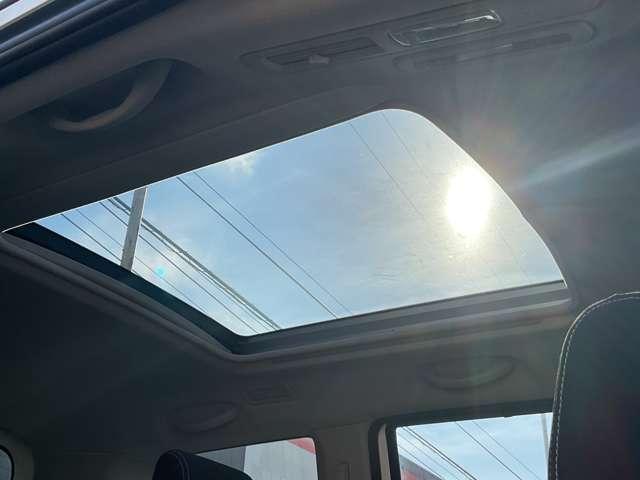 セレナ 2.0 ライダー パノラミックルーフ(サンルーフ)/HDDナビHS サンルーフ スマートキー&プッシュスタート アルミホイール オートクルーズコントロール HDDナビ 両側電動スライドドア 助手席エアバッグ A-STOP AAC ワンオーナー バックカメラ ETC(5枚目)