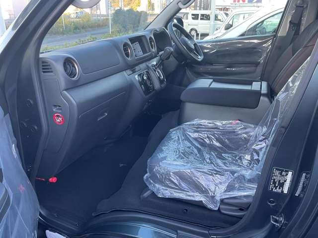 キャラバン ２．０　グランド　プレミアムＧＸ　ロングボディ　トランスポーター　ベッド無車　※雹害未使用車／アラウンドビューモニター／　レーンキープ　Ｗエアバック　スマートキー＆プッシュスタート　キーレスエントリー　Ｂカメラ　オートエアコン　ＬＥＤヘッドライト　パワーウィンド　ＡＢＳ　パワーステアリング　マルチカメラ（5枚目）