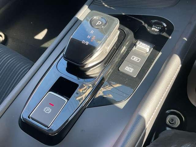 ノート １．２　Ｘ　※雹害車／アラウンドビューモニター／スマー　リアカメラ　衝突被害軽減ブレ－キ　全方位カメラ　ＬＥＤヘッドライト　レーンアシスト　インテリジェントキー　サイドカーテンエアバック　サイドカメラ　パワーウィンドウ　オートエアコン　キーレス　ＡＢＳ（12枚目）