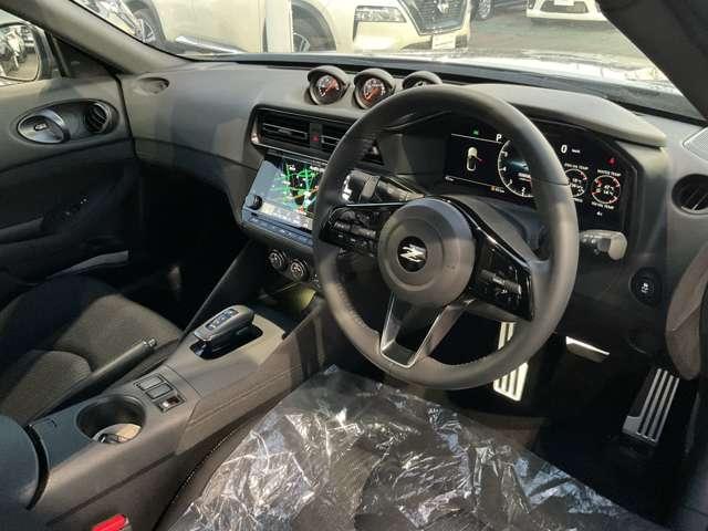 フェアレディＺ ３．０　※雹害車／クルーズコントロール／日産コネク　クルコン　ＬＥＤヘッド　バックカメラ　衝突軽減システム　エアコン　パワーウィンドウ　パワーステアリング　レーンアシスト　ＥＴＣ　アルミホイール　インテリジェントキー（4枚目）