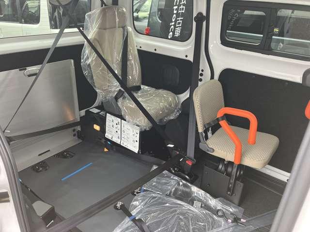 ＮＶ２００バネットバン １．６　チェアキャブ　車いす２名仕様　※雹害車／スロープタイプ／車いす２名／定員６（8枚目）