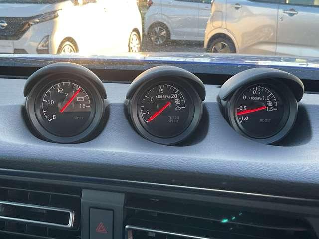 �R�A���[�^�[�͗��t�F�A���f�B�y���l�̓d���v�ƁA���s���^�[�{��Ԃ�c���ł���Q�̃��[�^�[��z�u�B�w���e�[�W������������f�U�C���ł��B