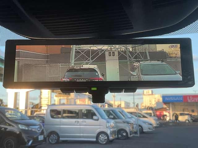 �y�C���e���W�F���g���[���~���[�z�ł��B�ԗ�����̃J�����f�����~���[�i�t����ʁj�Ɏʂ�̂ŁA��Ȃ̐l��ו����ʂ肱�݂܂���B��Ԃ∫�V��ł����E���ǍD�ł���