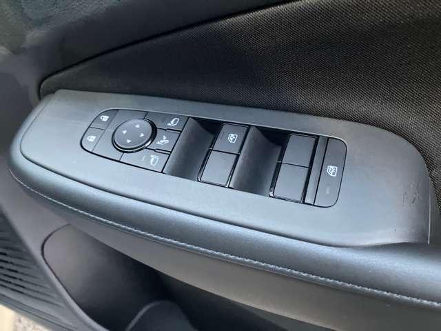 �O��p���[�E�B���h�E�A�d���i�[�h�A�~���[�𑕔��ł��B