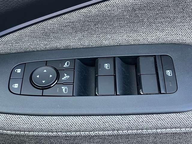 �O��p���[�E�B���h�E�A�d���i�[�h�A�~���[�𑕔��ł��B