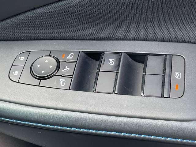 �O��p���[�E�B���h�E�A�d���i�[�h�A�~���[�𑕔��ł��B