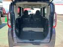 後部座席を前に倒すと広くなり、大きい荷物でも入るスペースができます。