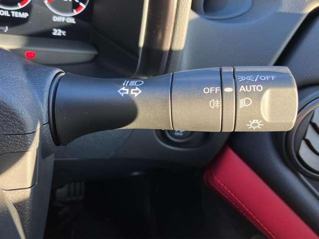 フェアレディＺ ３．０　バージョン　ＳＴ　大画面メーカーＯＰナビ　ＬＥＤヘッドライト　衝突軽減システム　レーンキープ　オートクルーズ　Ｂモニタ　盗難防止システム　ワンオーナ　アルミホイール　ＬＥＤヘッドライト　ナビＴＶ　スマートキー　ＥＴＣ　キーレス　オートエアコン　パワーステアリング（13枚目）