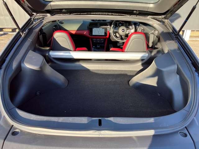 フェアレディＺ ３．０　バージョン　ＳＴ　大画面メーカーＯＰナビ　ＬＥＤヘッドライト　衝突軽減システム　レーンキープ　オートクルーズ　Ｂモニタ　盗難防止システム　ワンオーナ　アルミホイール　ＬＥＤヘッドライト　ナビＴＶ　スマートキー　ＥＴＣ　キーレス　オートエアコン　パワーステアリング（16枚目）