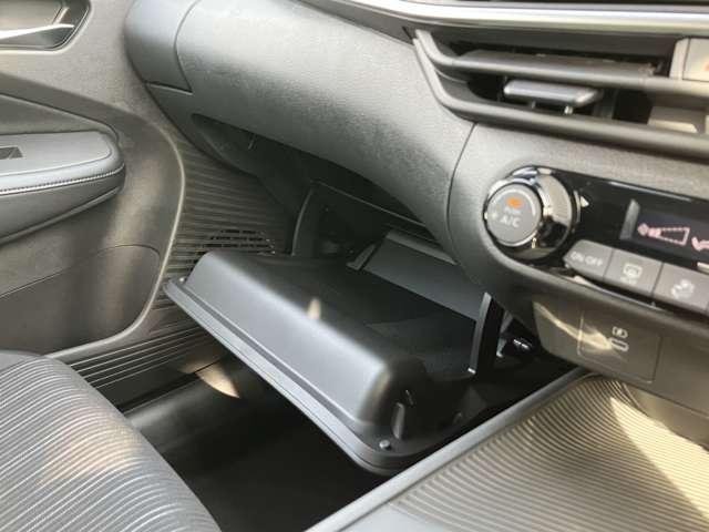 ノート 1.2 X ※雹害車※ オーディオレス リアカメラ 衝突被害軽減ブレ-キ 全方位カメラ 禁煙車 レーンアシスト インテリジェントキー ワンオーナー アイドリングストップ 盗難防止システム サイドカーテンエアバック サイドカメラ キーレス(13枚目)