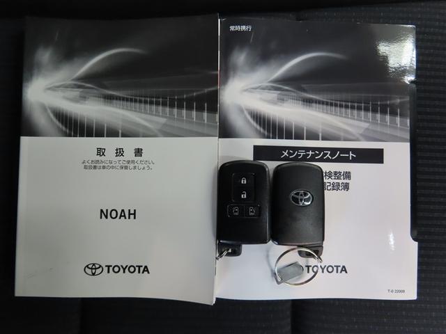 ノア Ｘ　ナビ＆ＴＶ　両側電動スライド　メモリーナビ　ワンセグ　バックカメラ　衝突被害軽減システム　ＥＴＣ　３列シート　スマートキー　ＬＥＤヘッドランプ　ウオークスルー　乗車定員７人　アイドリングストップ　ＣＤ（18枚目）