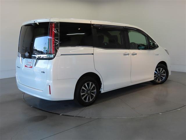 エスクァイア ハイブリッドＧｉ　プレミアムパッケージ　ハイブリッド　ナビ＆ＴＶ　両側電動スライド　メモリーナビ　フルセグ　バックカメラ　ＤＶＤ再生　衝突被害軽減システム　ＥＴＣ　３列シート　スマートキー　ＬＥＤヘッドランプ　乗車定員７人　キーレス　ＣＤ（5枚目）