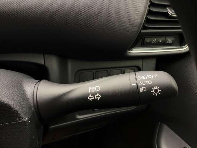 2.0XV チェアキャブ リフタータイプ バックカメラ 被害軽減ブレーキと踏み間違い防止装置など安全装備が充実。多彩なシートアレンジに、スマートハイブリッドとアイドリングストップによる低燃費が人気です(10枚目)