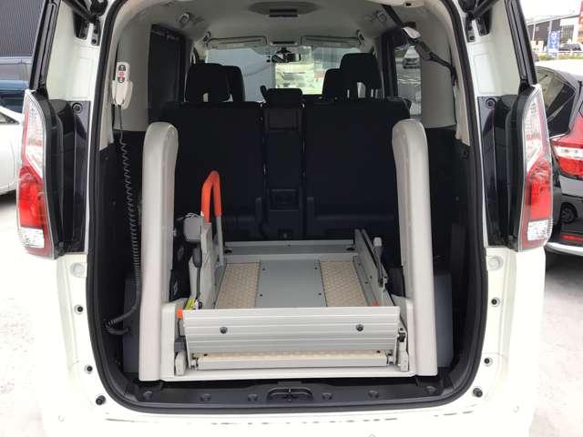 2.0XV チェアキャブ リフタータイプ バックカメラ 被害軽減ブレーキと踏み間違い防止装置など安全装備が充実。多彩なシートアレンジに、スマートハイブリッドとアイドリングストップによる低燃費が人気です(18枚目)