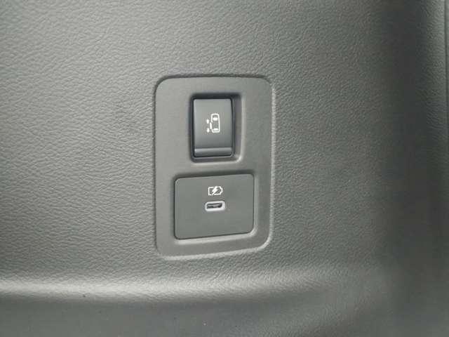 セレナ １．４　ｅ－パワー　ハイウェイスターＶ　コネクトナビ／アラウンドモニター／後席モニター　こちらの車両は雹害車となります。誠に勝手ながら雹害車は岐阜県内及び、岐阜県隣接県在住のご来店いただけるお客様に限り販売させていただきます（53枚目）