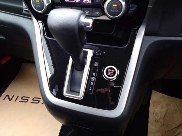 セレナ ２．０　ハイウェイスター　ＶセレクションＩＩ　両側電動スライドドア／純正ナビ　バックモニター　セレナはシートアレンジの多様さも魅力。友達を誘って出かけたいときも、荷物をたっぷり積みたいときも、ぴったりのアレンジが見つかります（9枚目）