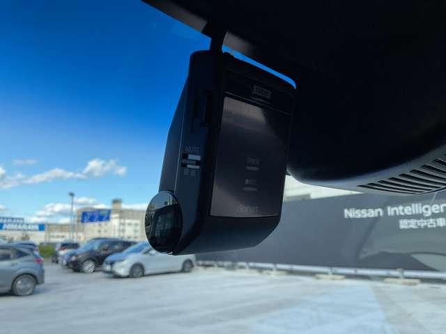 Ｎ－ＢＯＸカスタム ６６０　Ｇ・Ｌホンダセンシング　純正ナビ・バックモニター　シンプルでありながら、ひと目でＮ－ＢＯＸとわかる洗練されたデザイン。漆黒に映えるクロームメッキの輝きが上質さを演出心地よくリラックスした時間を過ごせるモダンな空間（9枚目）