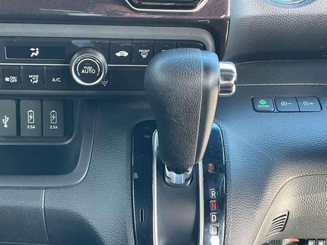 Ｎ－ＢＯＸカスタム ６６０　Ｇ・Ｌホンダセンシング　純正ナビ・バックモニター　シンプルでありながら、ひと目でＮ－ＢＯＸとわかる洗練されたデザイン。漆黒に映えるクロームメッキの輝きが上質さを演出心地よくリラックスした時間を過ごせるモダンな空間（12枚目）