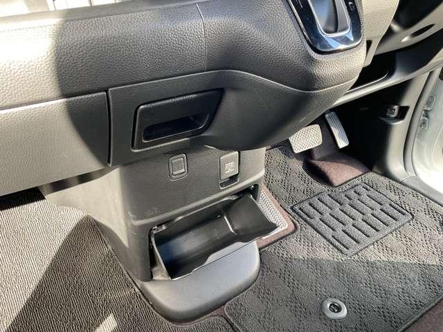 Ｎ－ＢＯＸカスタム ６６０　Ｇ・Ｌホンダセンシング　純正ナビ・バックモニター　シンプルでありながら、ひと目でＮ－ＢＯＸとわかる洗練されたデザイン。漆黒に映えるクロームメッキの輝きが上質さを演出心地よくリラックスした時間を過ごせるモダンな空間（43枚目）