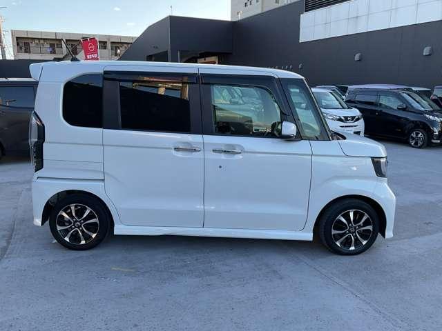 Ｎ－ＢＯＸカスタム ６６０　Ｇ・Ｌホンダセンシング　純正ナビ・バックモニター　シンプルでありながら、ひと目でＮ－ＢＯＸとわかる洗練されたデザイン。漆黒に映えるクロームメッキの輝きが上質さを演出心地よくリラックスした時間を過ごせるモダンな空間（59枚目）