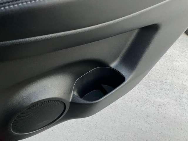 �㕔���ȃh�A�̗����ɂ��A�h�����N�z���_�[�𑕔����Ă��܂��B